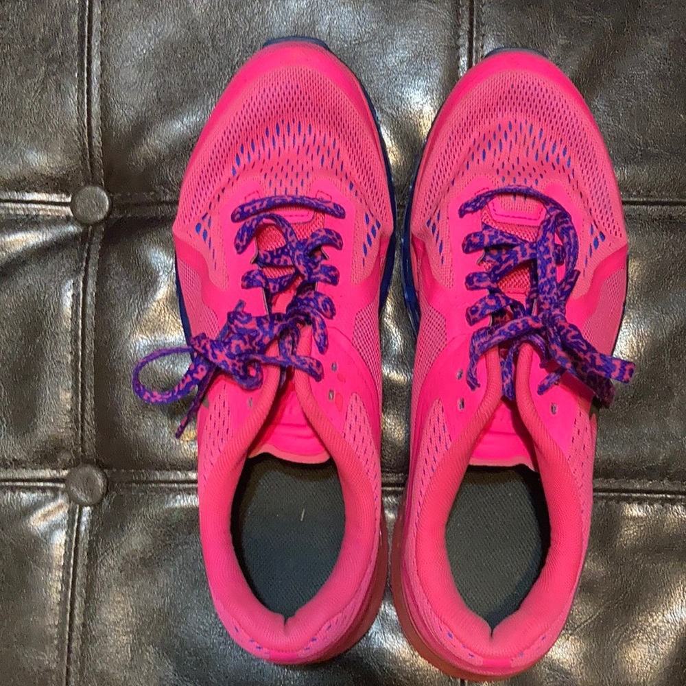 Tennis shoes